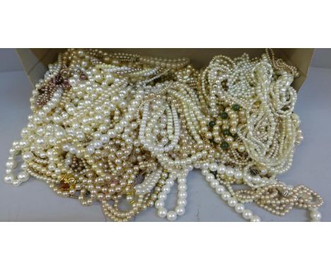 Simulated pearl necklets 