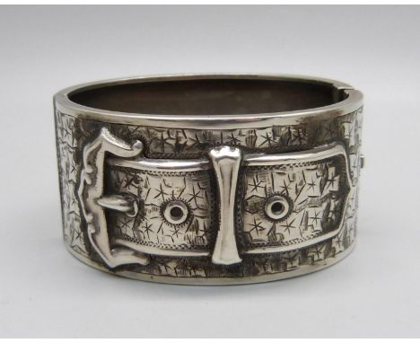 A wide silver buckle bangle, Birmingham 1913, 43g, 32mm wide 