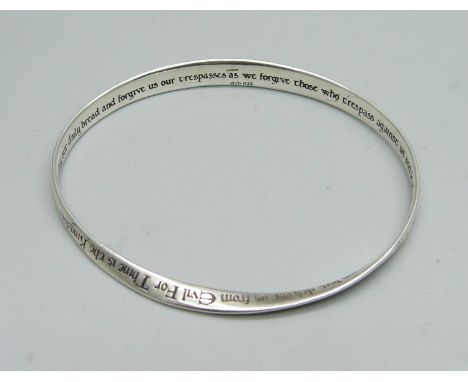A 925 silver bangle engraved with the Lord's Prayer, 15.6g, 57mm x 68mm 