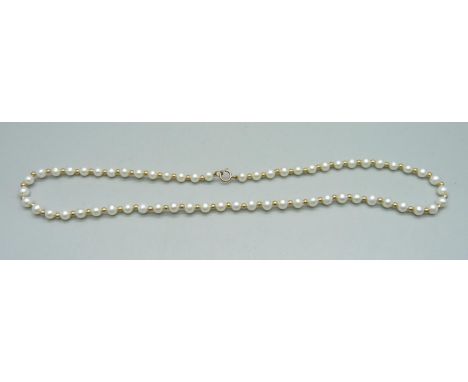A 9ct gold and pearl necklace 