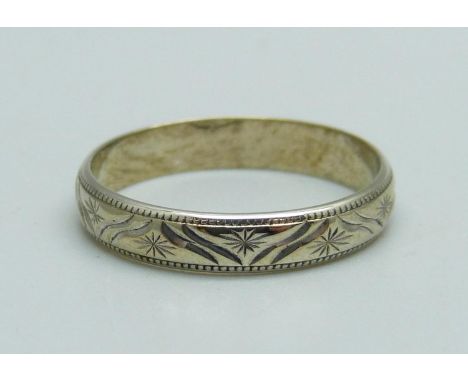 A 9ct gold wedding ring, 2.2g, R 