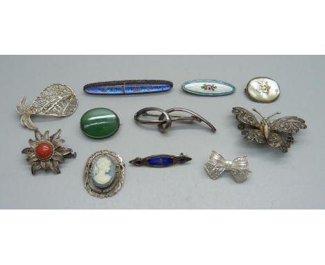 Silver and white metal brooches including enamelled and filigree, enamel on one a/f 