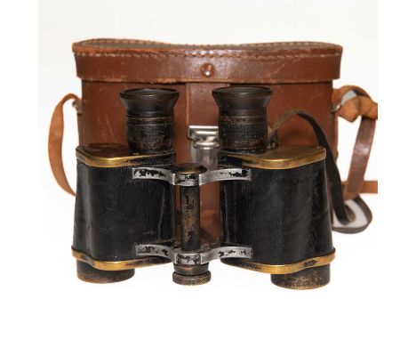 A PAIR OF GERMAN VOIGTLÄNDER BINOCULARS, EARLY 20TH CENTURY stamped 'Voigtländer BRAUNSCHWEIG' and 'NIRVANA 6X No. 31371', bl
