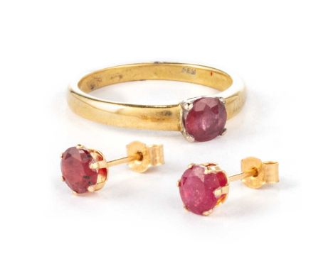 AN 18 CARAT GOLD SOLITAIRE RUBY RING AND A PAIR OF SOLITAIRE RUBY EARRINGS ring hallmarked London 1997, ring size M, 3.2 gram