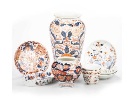 A COLLECTION OF CHINESE IMARI ITEMS comprising a sleeve vase, 19cm high; three tea bowls and saucers; a navette-shaped spoon 