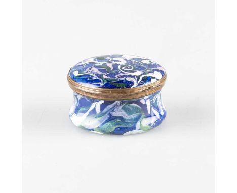 AN ENGLISH ENAMEL PATCH BOX, LATE 18TH CENTURY circular, decorated with blue, green, purple and white marbling. 4.5cm diamete