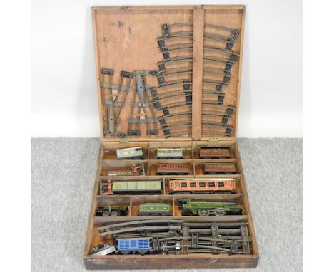 An early 20th century 'o' gauge train set, in a wooden box