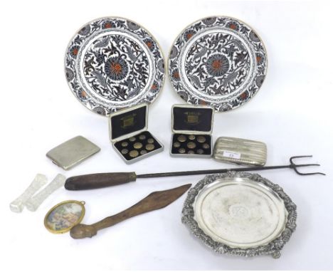 Mixed lot to include a pair of Minton plates with floral decoration, silver plated cigarette case with a further cigarette ca