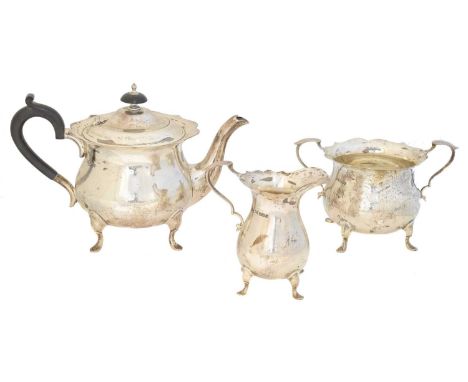 A George V silver three piece teaset, numbered 53544, Walker &amp; Hall, Sheffield, 1925, gross weight 41.63ozt.