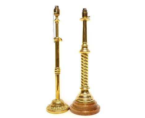 Early 20th-century brass table lamp, writhen column on stepped mahogany base.height 63cm (25")