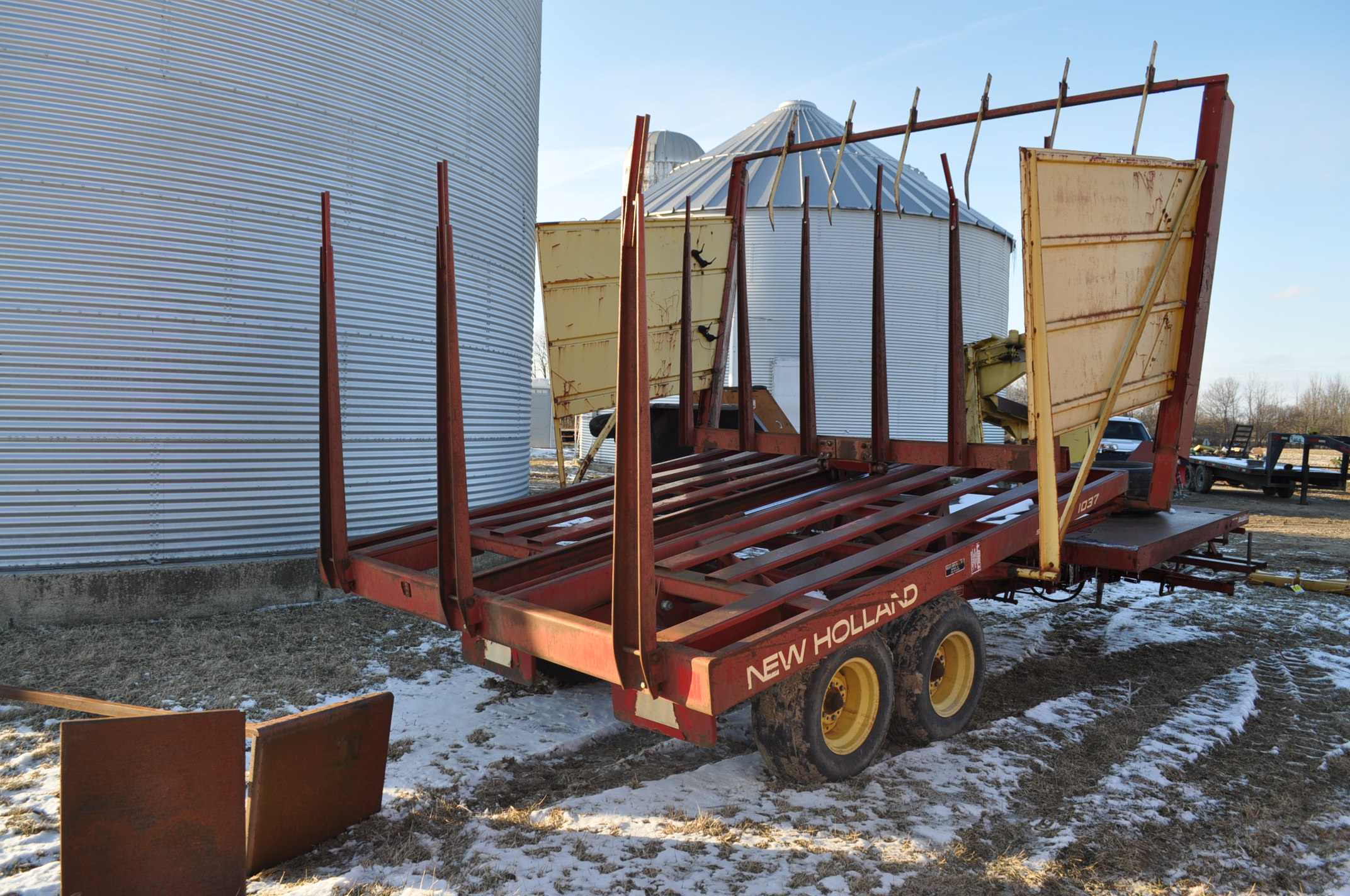 New Holland 1037 Stackliner pull type bale wagon, 11L15 tandem axle