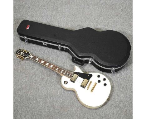 An Epiphone cream Les Paul custom electric guitar, numbered EE070311631, with hard case100cm overallCondition report: Plays o