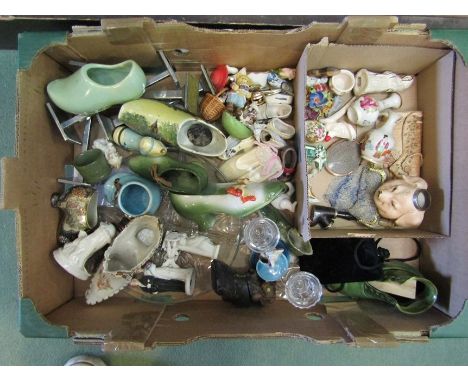 A box of trinkets/collector's cabinet items, including miniature oriental vases, ceramic shoes etc 