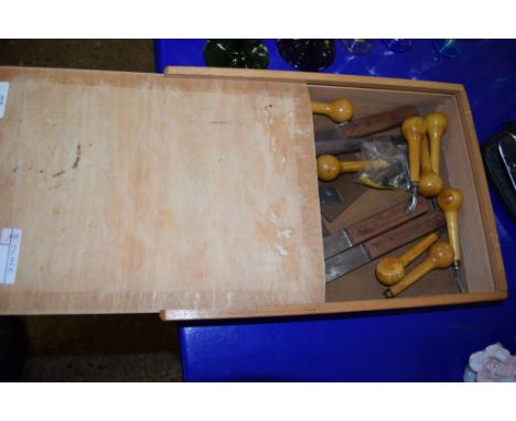 WOODEN BOX CONTAINING VARIOUS LINO TOOLS AND CUTTERS