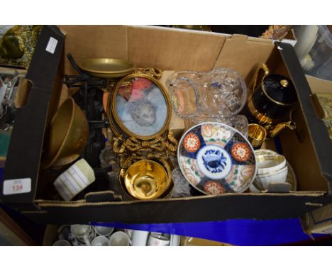 CERAMIC ITEMS INCLUDING TWO LATE 18TH CENTURY WORCESTER TEA BOWL AND SAUCERS AND A CUT GLASS WATER JUG