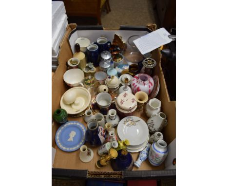 BOX OF MISCELLANEOUS CERAMICS INCLUDING WORCESTER EGG CODDLERS ETC