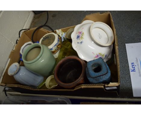 BOX CONTAINING CERAMIC ITEMS INCLUDING MID-20TH CENTURY BISCUIT BARREL WITH METAL COVER AND BASKET WEAVE HANDLE
