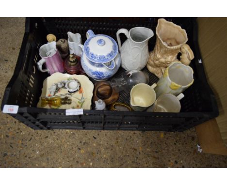 BOX CONTAINING VARIOUS CERAMIC ITEMS INCLUDING JUGS AND FIGURES