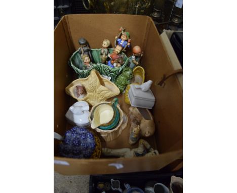 BOX CONTAINING CERAMIC ITEMS INCLUDING A SMALL CLARICE CLIFF MILK JUG AND SYLVAC JAR AND COVER