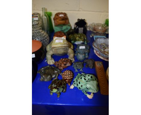 GROUP OF CERAMIC FROGS OF VARIOUS SIZES