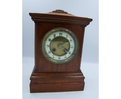 Early 20th century oak cased mantle clock with pendulum, no key Height 29cm 