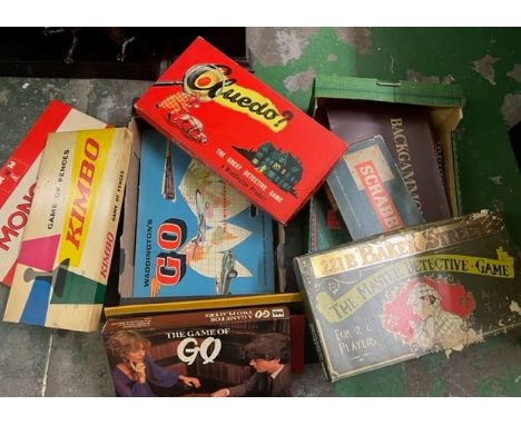 A mixed collection of vintage board games to include Monopoly, Scrabble, cluedo etc (2 trays)