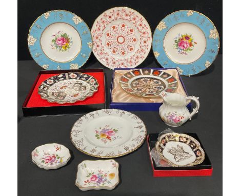A Royal Crown Derby 1128 Imari pattern dessert plate, 21.5cm diameter, first quality, boxed; a pair of Royal Crown Derby Vine