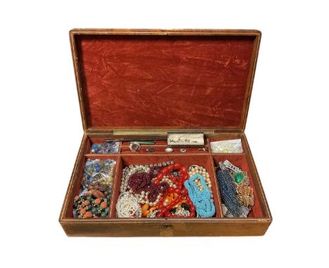 Leather jewellery box containing vintage bead necklaces, miser's purse, costume jewellery and bijouterie 