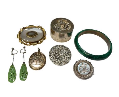 Group of antique and vintage jewellery to include a Victorian chalcedony and gilt metal plaque brooch, Victorian silver butte
