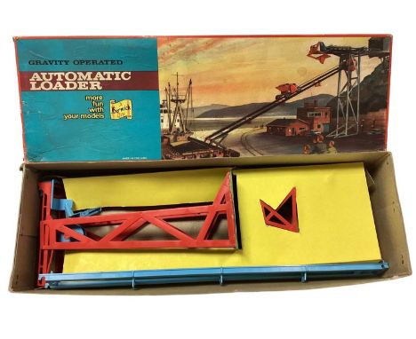 A Berwick Toys vintage gravity operated Automatic Loader, boxed (1)