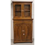 Een biedermeier tweedeurs kastje met lade en vitrineopstand, ca. 1840.
