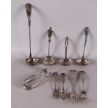 Een lot zilver, w.o. roomlepel, morellenlepel en strooier, 19e/20e eeuw.