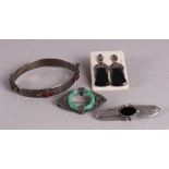 Een lot divers Art Deco sieraden, w.o. broche en armband.