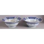 Twee blauw/wit porseleinen klapmutskommen, China, Kangxi, rond 1700.