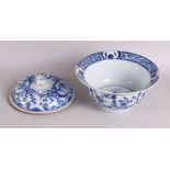 Een blauw/wit porseleinen klapmutskom, China, Kangxi, rond 1700.