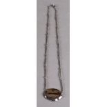 Een 1e gehalte 925/1000 zilveren design collier met een agaat.