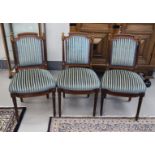 Een serie van zes notenhouten eetkamerstoelen, eind 19e eeuw.