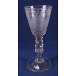 Een glas met Nederlandse radgravure van stadhouder Willem IV, midden 18e eeuw.