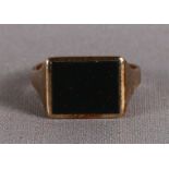Een 14 krt 585/1000 gouden zegelring bezet met onix.