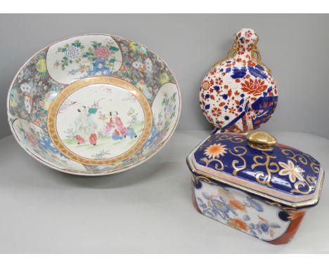 A Chinese export porcelain bowl, a/f, a rectangular lidded jar and a moon flask vase, (3), vase 25.5cm