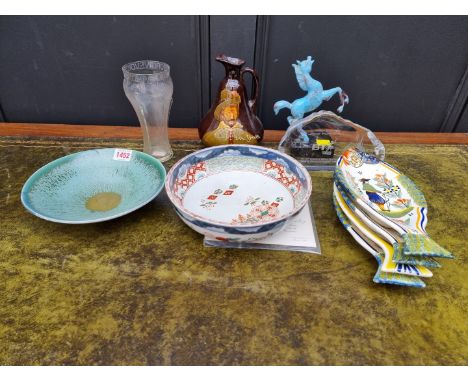 A mixed lot of ceramics,&nbsp;to include a George V commemorative glass vase, 17.5cm high; a Poole studio dish; a Doulton Ser