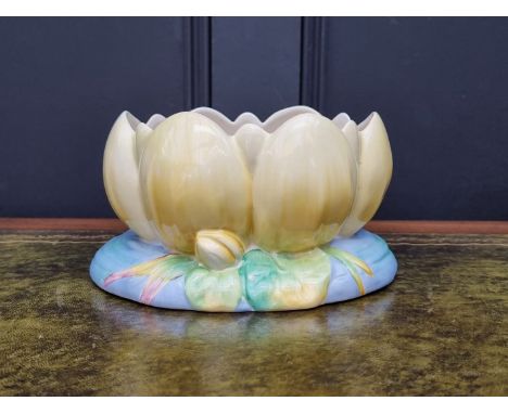 A Clarice Cliff 'Waterlily' pattern centrepiece, 22.5cm wide.&nbsp; 