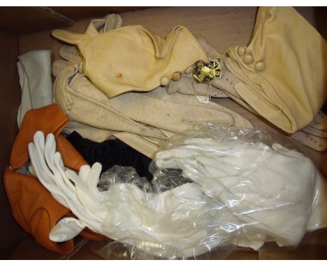 Selection of ladies vintage gloves including kid leather, lace etc.