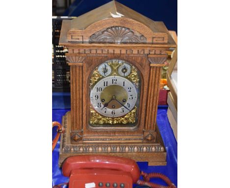 Early 20th Century oak cased mantel clock with brass movement striking on rods