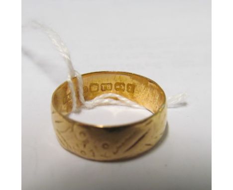 An 18ct gold engraved band 4.6gm, size Q/R
