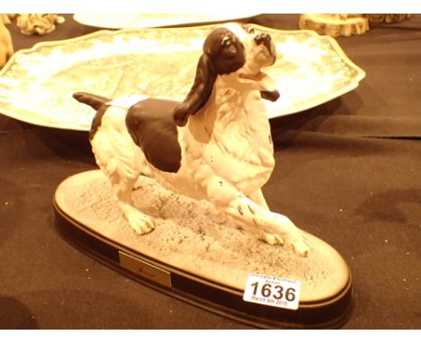 Beswick Spaniel on ceramic stand L: 25 cm