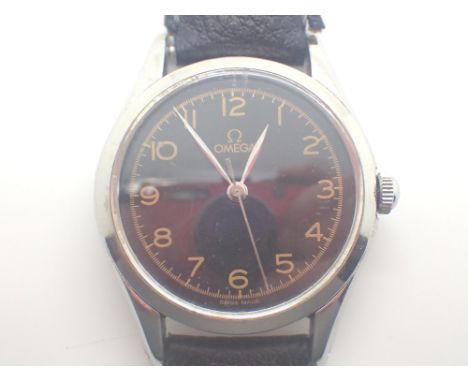 Gents Omega mechanical military style wristwatch with black face and black leather strap D: 3.5 cm movement no Omega 11375030
