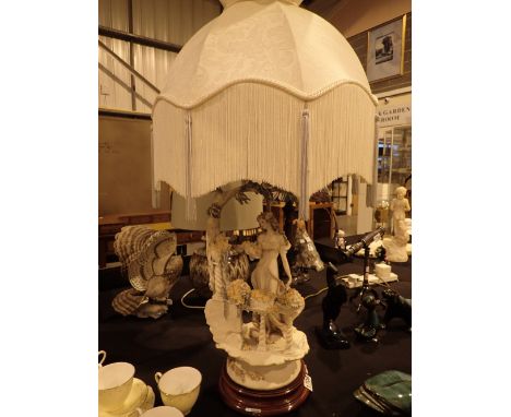 Large Capodimonte style figural lamp with shade H: 90 cm CONDITION REPORT: No losses, no apparent damage and the item has pas
