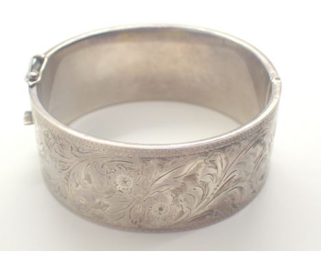 Silver wide engraved hinged cuff bangle D: 6 cm
