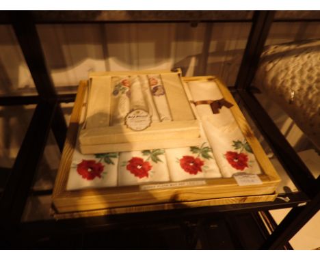 Mixed boxed 1960s linen including vintage embroidered napkins